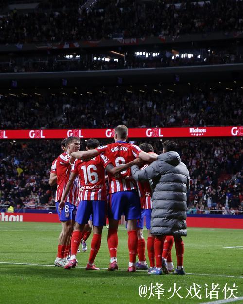 塞雷佐和半数马竞球员分组造访四家医院,为孩子们分发玩具 塞雷佐和半数马竞球员分组造访四家医院,为孩子们分发玩具